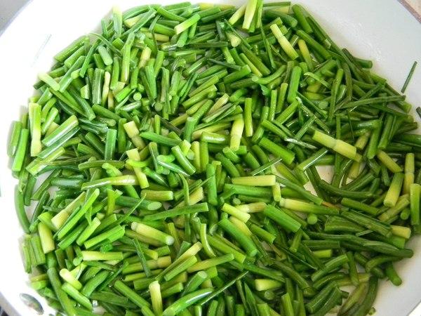 pousses d'ail hachées dans un bol d'eau