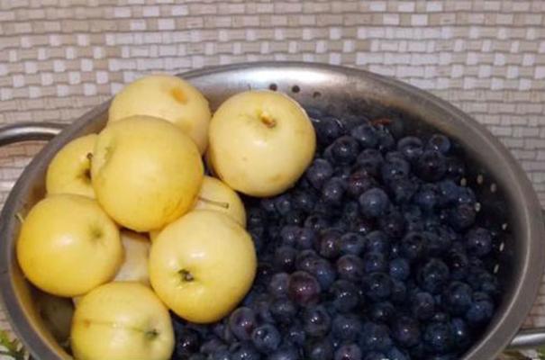 แอปเปิ้ลป่าและองุ่น