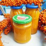 น้ำซีบัคธอร์นในขวดบนโต๊ะ