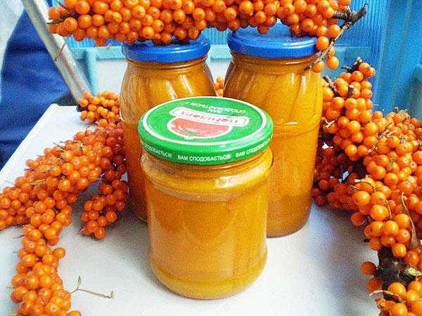 น้ำซีบัคธอร์นในขวดบนโต๊ะ