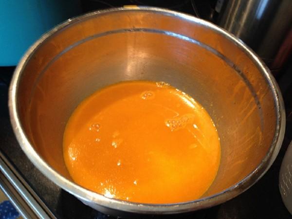 ซีบัคธอร์นและน้ำผึ้งในชาม