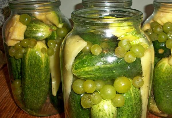 แตงกวากับองุ่นในขวด