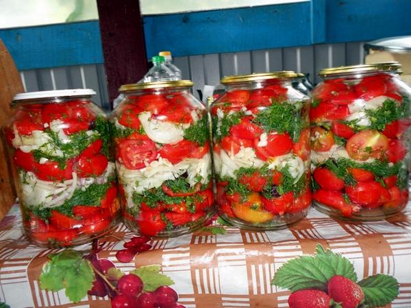 มะเขือเทศเขียวสไตล์อาร์เมเนียในขวดบนโต๊ะ