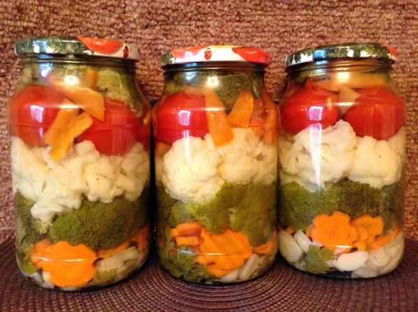 légumes assortis en bocaux