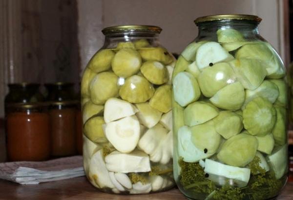 สควอชดองในขวดบนโต๊ะ