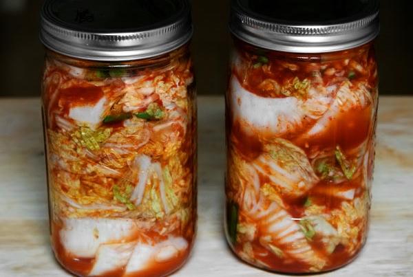 กะหล่ำปลีจีนกับซอสมะเขือเทศในขวด