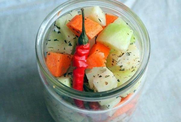 กะหล่ำปลีกับสมุนไพรในขวด