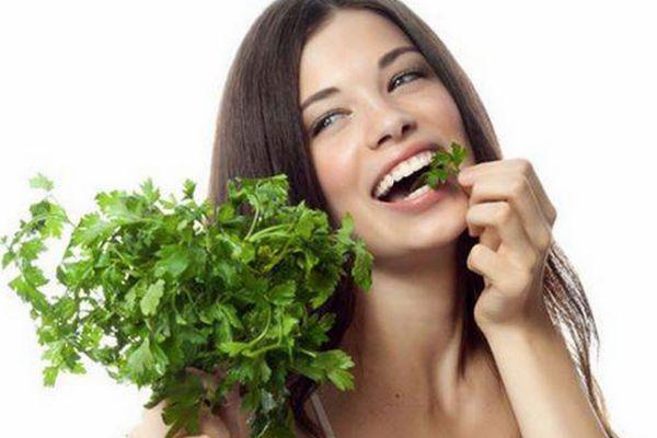 fille avec du persil