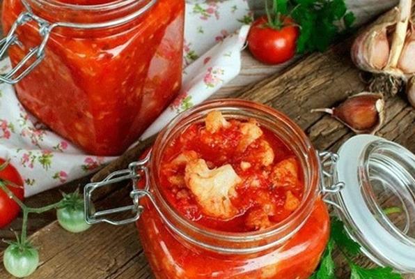 ดอกกะหล่ำในซอสมะเขือเทศในขวดเล็ก