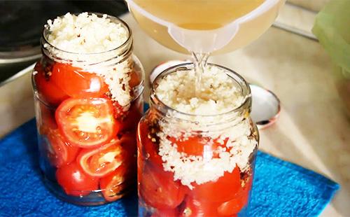 Tomates sous la neige avec de l'ail pour l'hiver