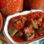 มะเขือยาวในซอสมะเขือเทศในขวดและบนจาน