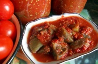 มะเขือยาวในซอสมะเขือเทศในขวดและบนจาน