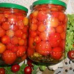 มะเขือเทศเชอร์รี่ในขวดบนโต๊ะ
