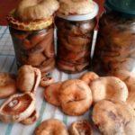 ฝานมหญ้าฝรั่นในขวดบนโต๊ะ