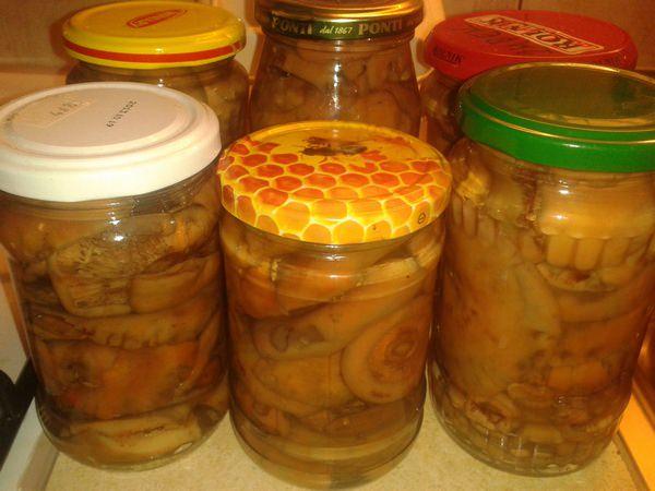 ฝานมหญ้าฝรั่นในขวดบนโต๊ะ