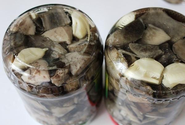 เห็ดชนิดหนึ่งในขวดบนโต๊ะ