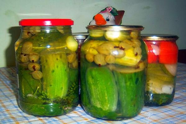 แตงกวากับลูกเกดในขวดบนโต๊ะ