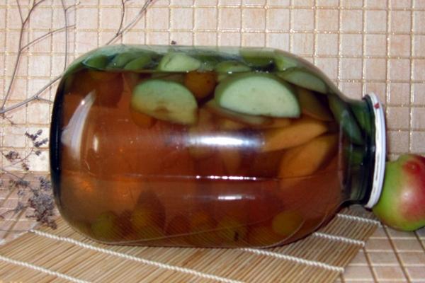 เชอร์รี่พลัมและแอปเปิ้ลคอมโพท