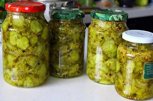 concombres avec curcuma et graines de moutarde dans des bocaux sur la table