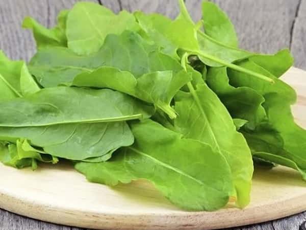 สีน้ำตาลแดงบนโต๊ะ