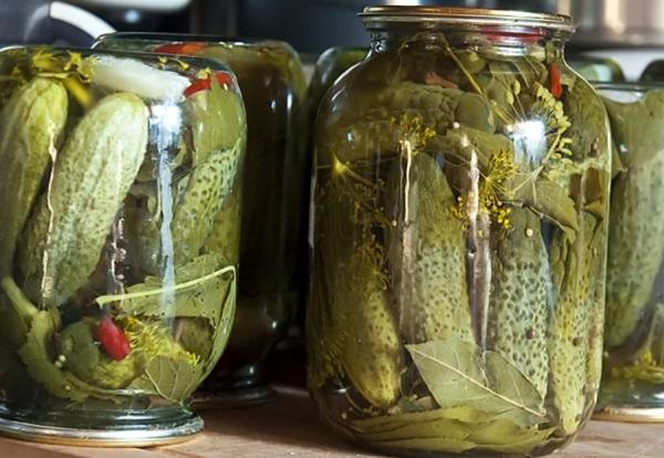 โถใหญ่ใส่แตงกวาและลูกเกด