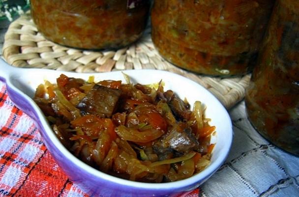 solyanka aux champignons dans une assiette et en bocaux