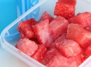 สามารถแช่แข็งแตงโมในช่องแช่แข็งไว้สำหรับฤดูหนาวได้หรือไม่ และทำอย่างไรจึงจะถูกต้อง?