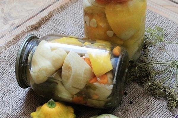 courges en bocaux sur la table