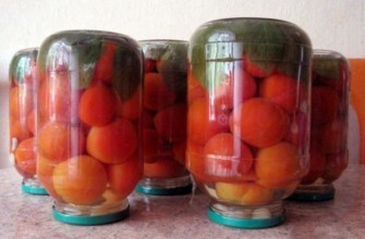 มะเขือเทศกับใบราสเบอร์รี่ในขวดบนโต๊ะ