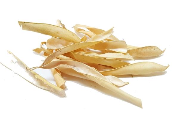 ฝักถั่วบนโต๊ะ