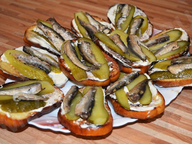 ขนมปังดำกับปลาสปรัต