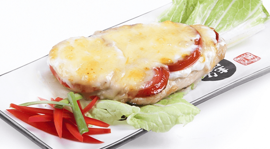 Côtelettes de porc au four avec fromage et tomates