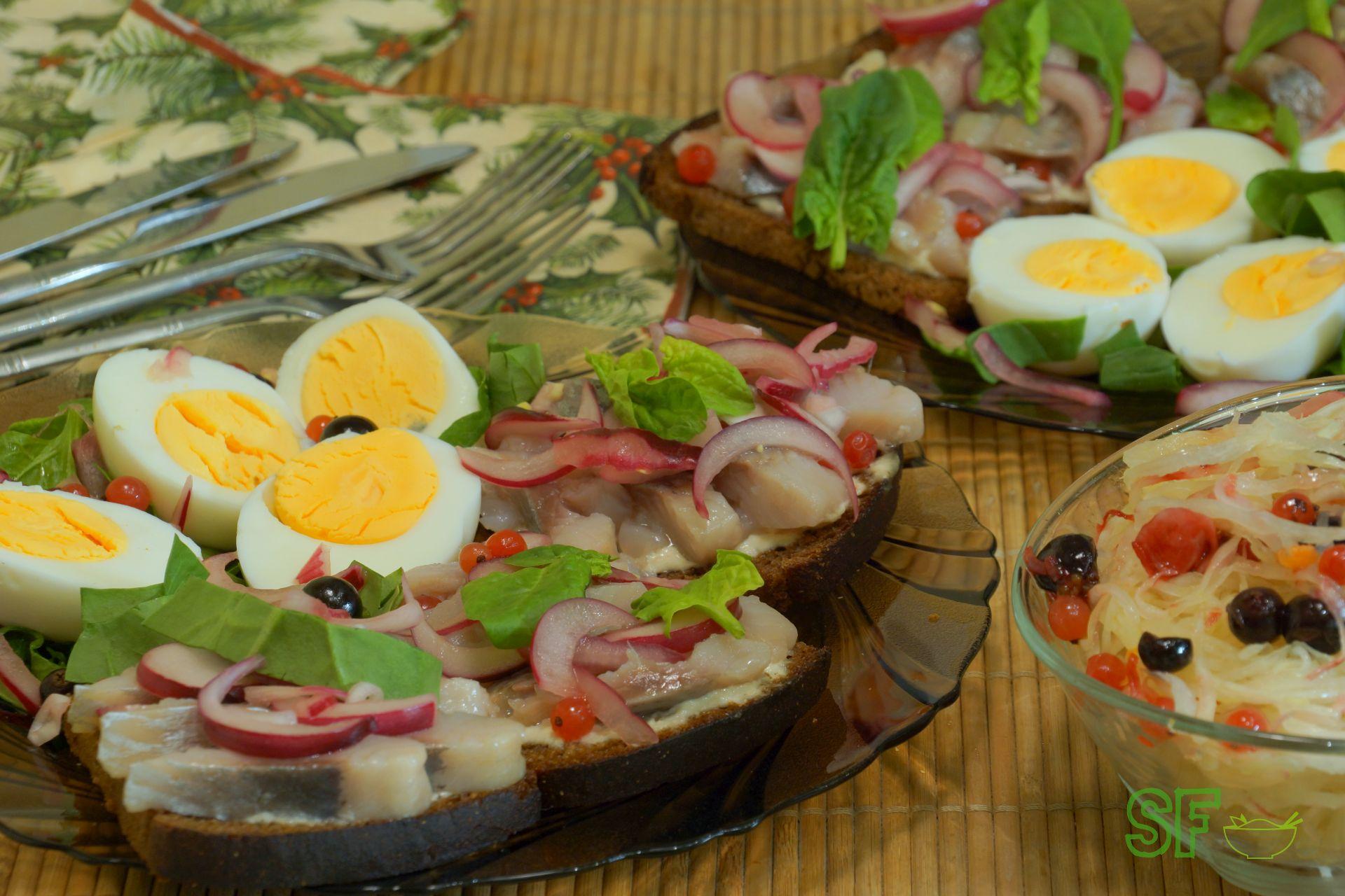 กับปลาเฮอริ่ง ไข่ และมายองเนสโฮมเมด