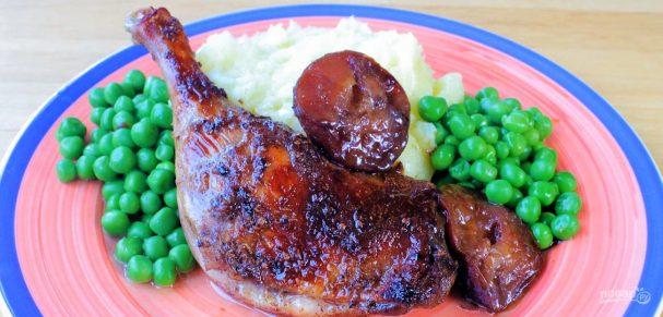 Cuisses de canard croustillantes et parfumées aux prunes