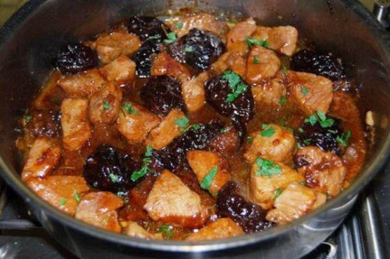 Bœuf mijoté aux champignons et aux pruneaux