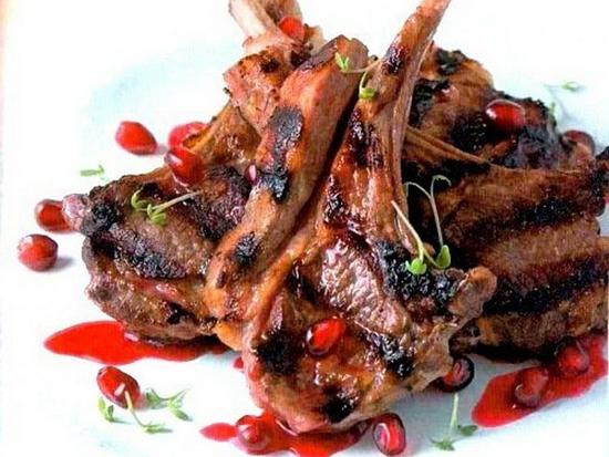 Cuisses d'agneau braisées au four dans une délicieuse sauce