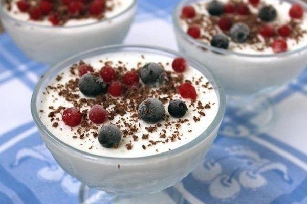 ซูเฟล่ชีสกระท่อมและเบอร์รี่กับครีมเปรี้ยว