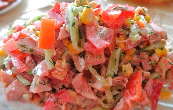 พร้อมไก่รมควันและมะเขือเทศ