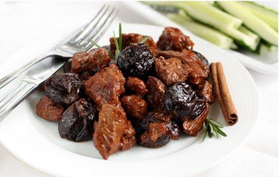 Bœuf mijoté aux champignons et aux pruneaux