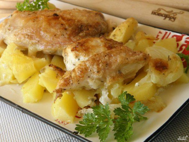 Pommes de terre au poulet au four avec sauce