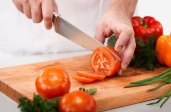 ผู้ชายกำลังหั่นมะเขือเทศ