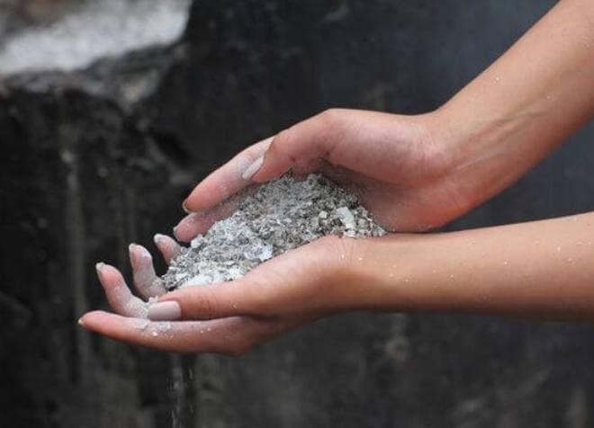 เถ้าในมือ