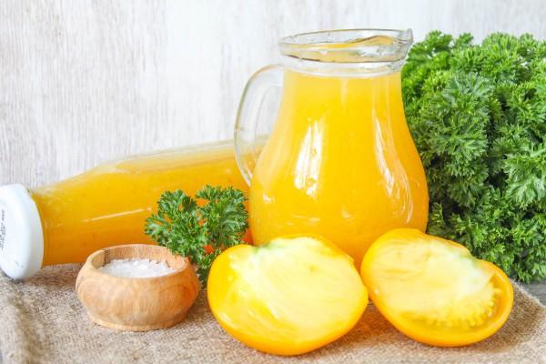 มะเขือเทศสีเหลืองสับ