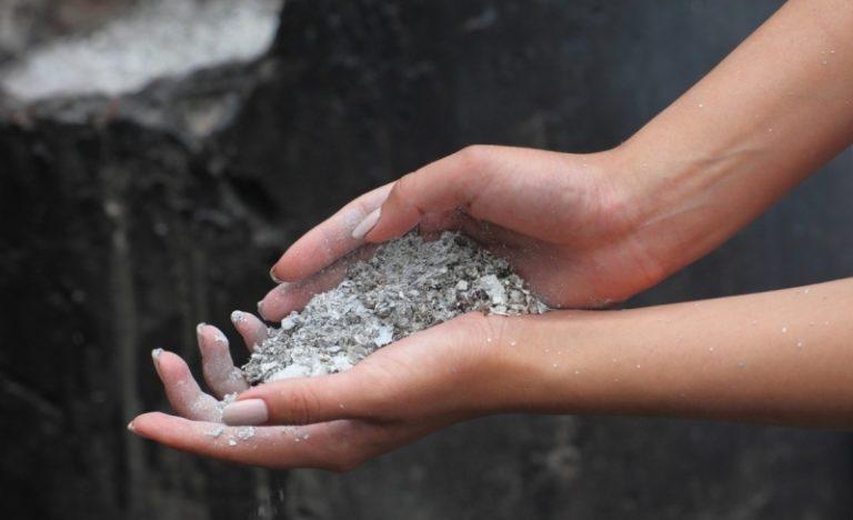 เถ้าในมือ