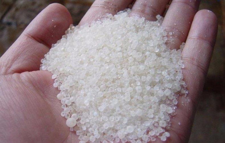 แอมโมเนียมซัลเฟตในมือ