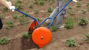 วิธีทำเครื่องพรวนมันฝรั่งแบบใช้มือของคุณเอง พร้อมอุปกรณ์