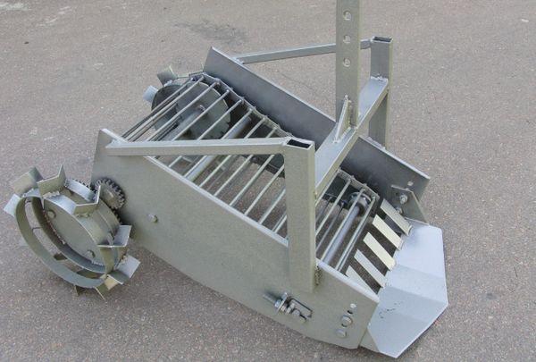 เครื่องขุดมันฝรั่งแบบสายพานลำเลียง