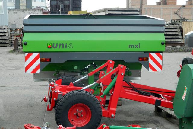 Épandeur d'engrais minéral UNIA