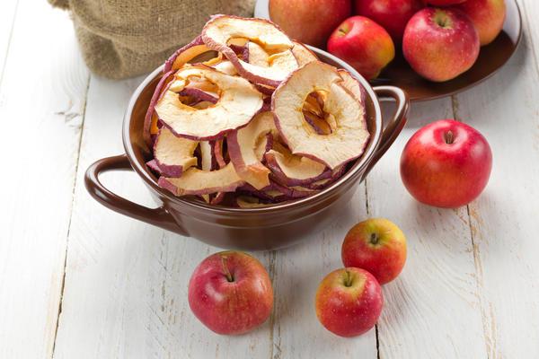 des pommes sur la table