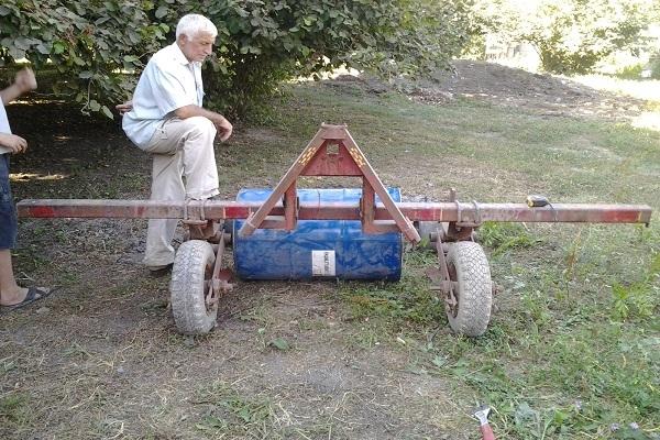 เครื่องปลูกกระเทียมแบบใช้มือ